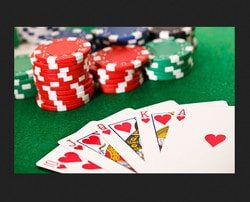 Des cartes et jetons de poker